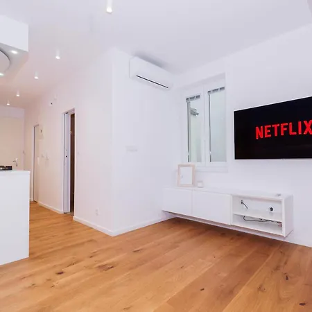 Minimalist Scandi Stay - Cozy & Stylish Bratislava Exterior photo